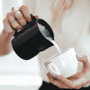 Rhino Coffee Gear dzbanek do mleka czarny 360 ml | CoffeeLove